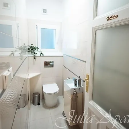 アパート Julia - 2 Bedrooms, 2 Bathrooms, 90 Sqm ブダペスト