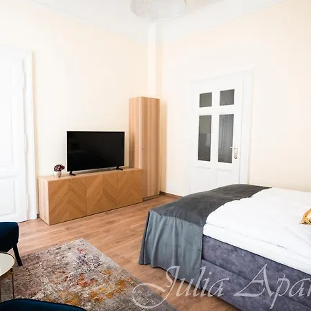 Daire Julia - 2 Bedrooms, 2 Bathrooms, 90 Sqm Budapeşte